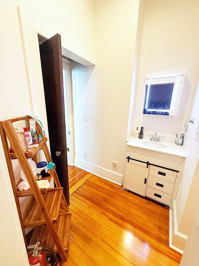 Photo - 205 Russell St