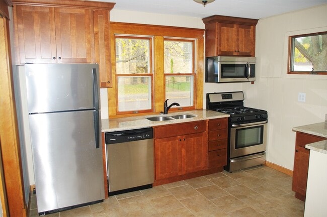 Building Photo - Beautiful, Clean 4 bedroom West 7th Gem!!