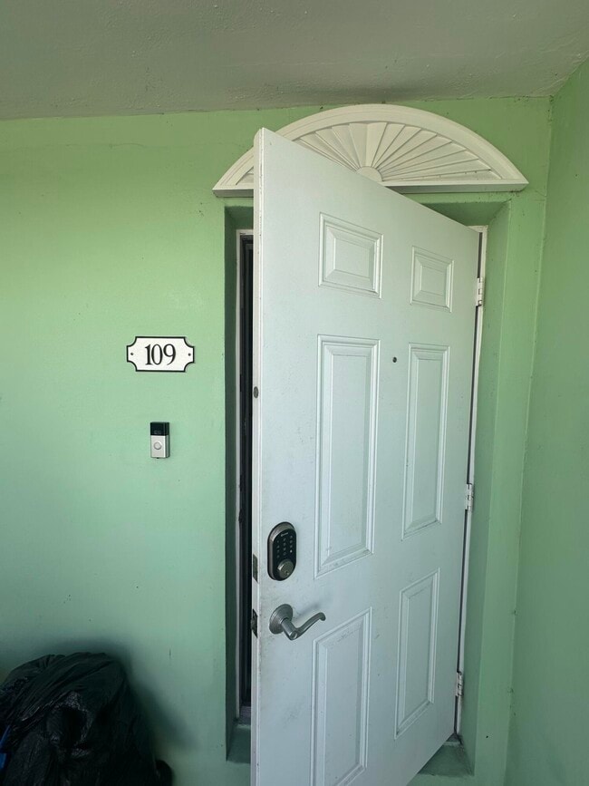 Building Photo - 2124 NE 5th Ave Unit 109