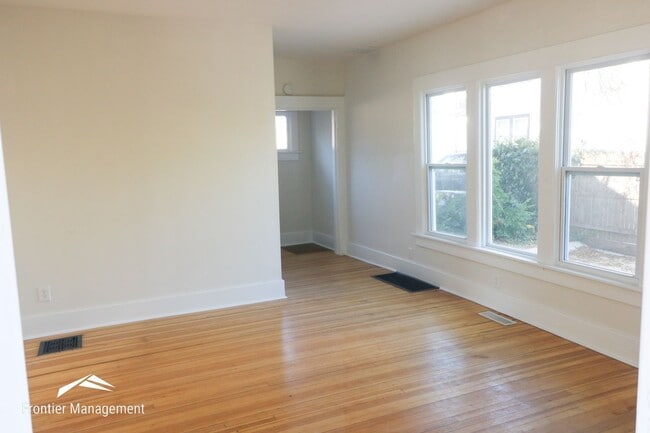 Photo - HUGE 4 bedroom with 2 BONUS ROOMS home nex...