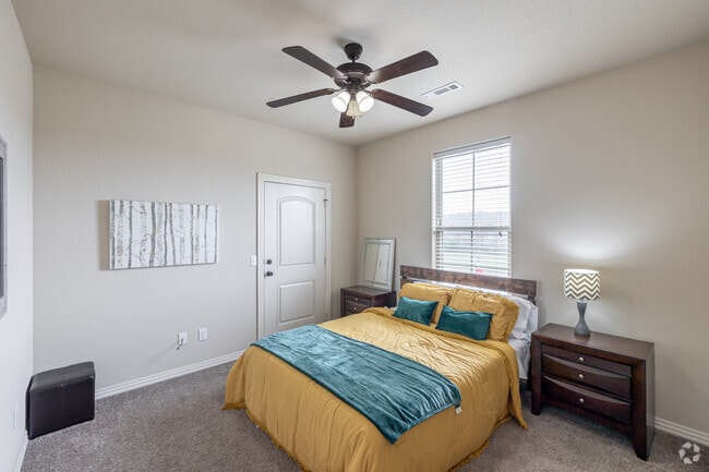 4 habitaciones, 3 baños - 1974 pies cuadrados - Segundo dormitorio - The Row @ Arkansas