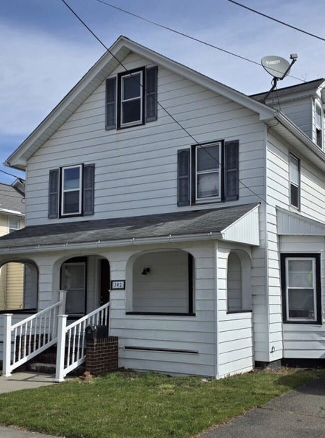 Building Photo - 302 Squires Ave