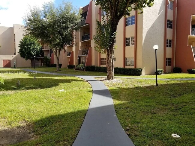 Building Photo - 13715 Kendale Lakes Cir Unit A-308