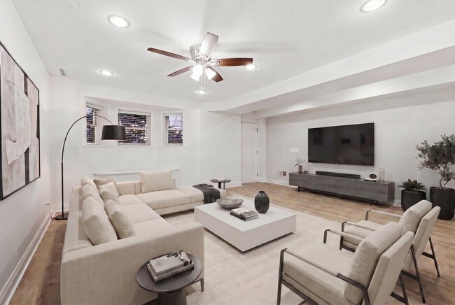 Living Room - 3327 N Kenmore Ave Unit 1