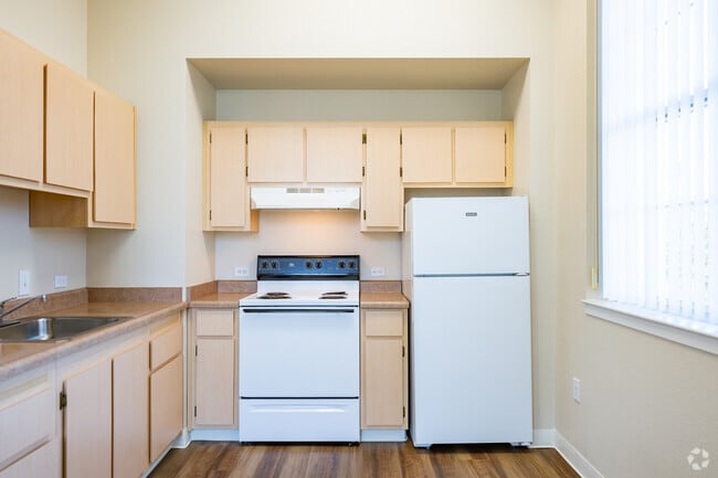 1BR, 1 BA - 723SF - Kitchen