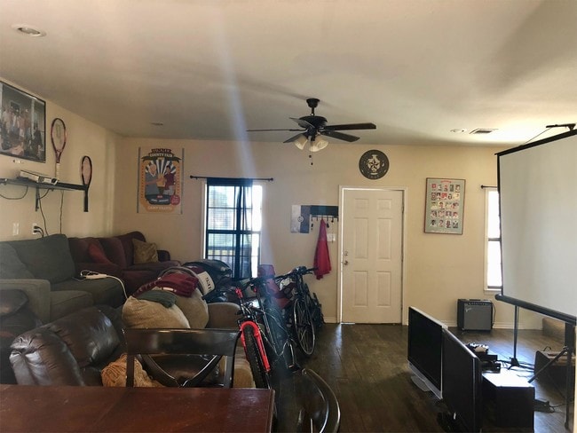 Photo - 308 Holik St