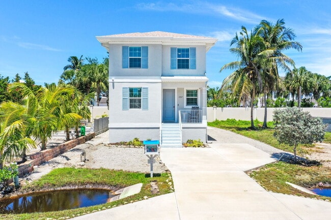 Building Photo - Relaxation & Recreation Await in This Napl... Rental