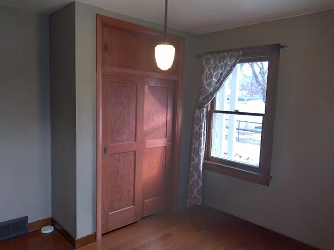Photo - 946 S 5th St W