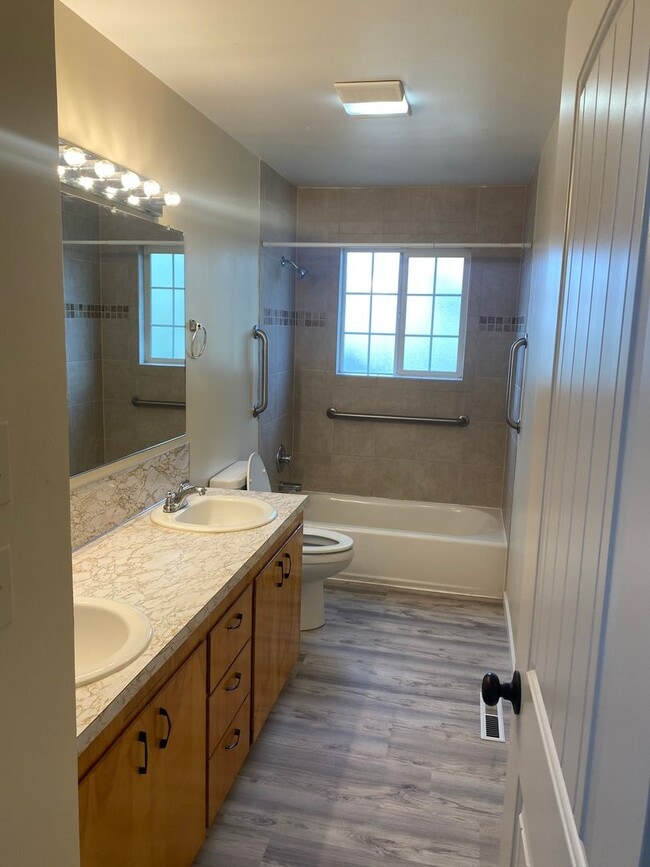 Photo - 6407 Harvey Dr Unit Room 1