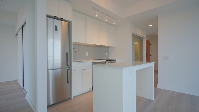 Photo - 1660-1660 Bloor St W