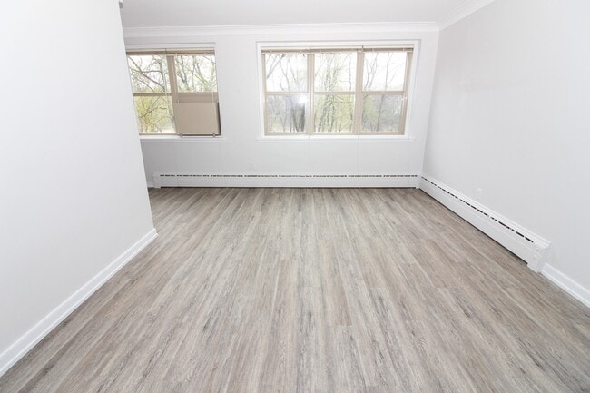 Building Photo - 43 Roslyn Road