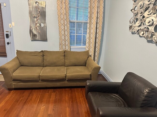 Photo - 423 Dakin St