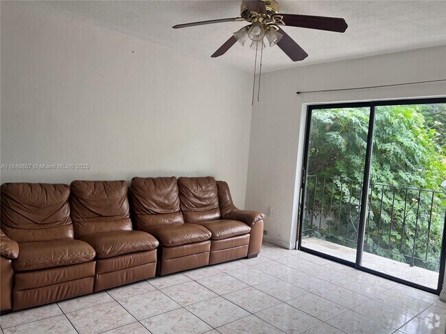 Building Photo - 608 SW 15th Ave Unit 3 Rental