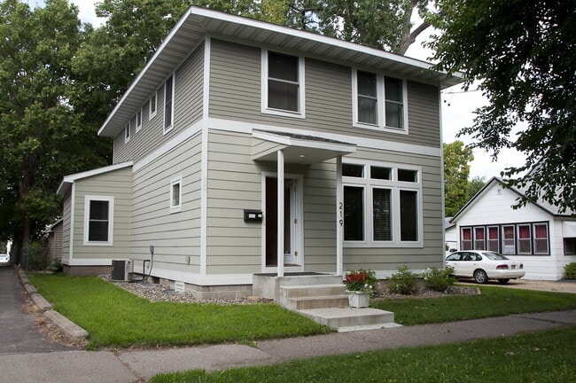 Photo - Charming 5-Bed Home with Hardwood Elegance in Minneapolis