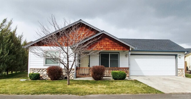 Building Photo - Beautiful Craftsman Style Home