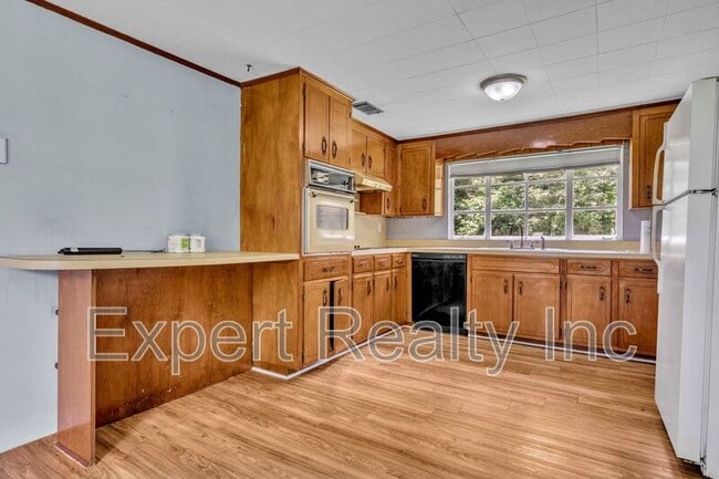 216 Meadowood Ave