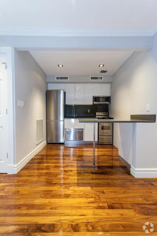 Building Photo - 350 W 21st St Rental