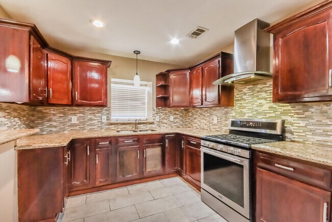 Photo - 810 Townley St