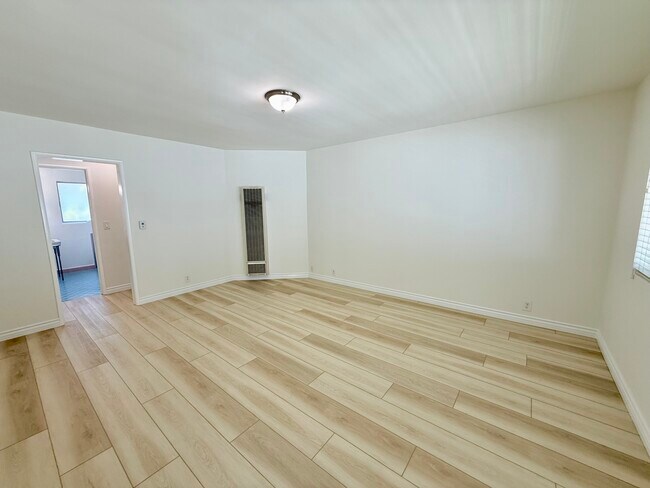 Photo - 1406 S Saltair Ave Unit 4