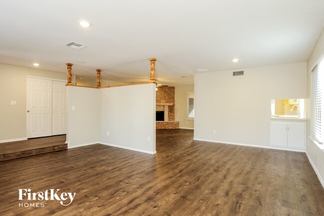 Photo - 1821 E Hearn Rd