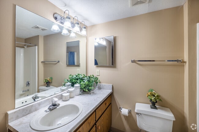 2BR, 1BA - 826SF - Bathroom
