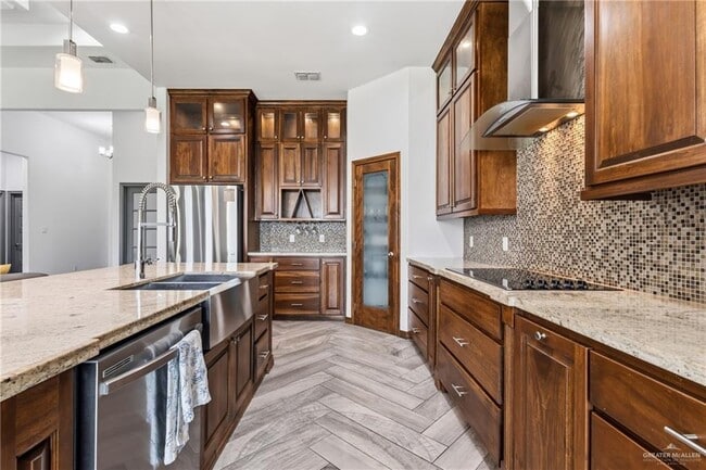 1612 W Red River Ave