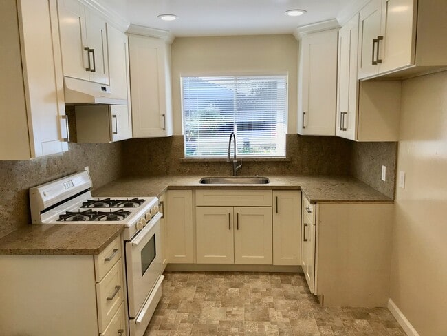 1230 Lynn Way