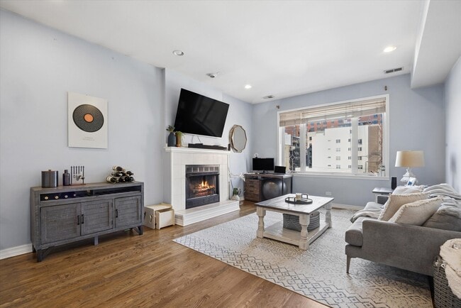 Photo - 323 W Schiller St