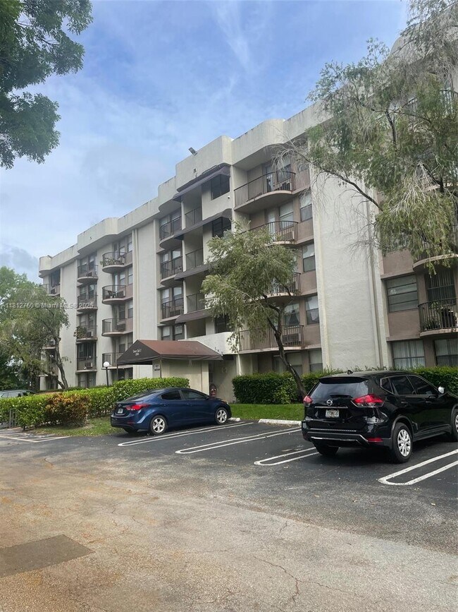 Building Photo - 2701 Riverside Dr Unit 409-B Rental