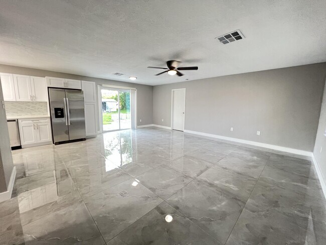 Photo - 4696 Collier Rd