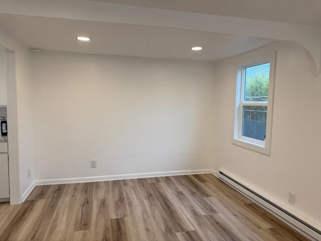 Photo - 2572 Perry Ave