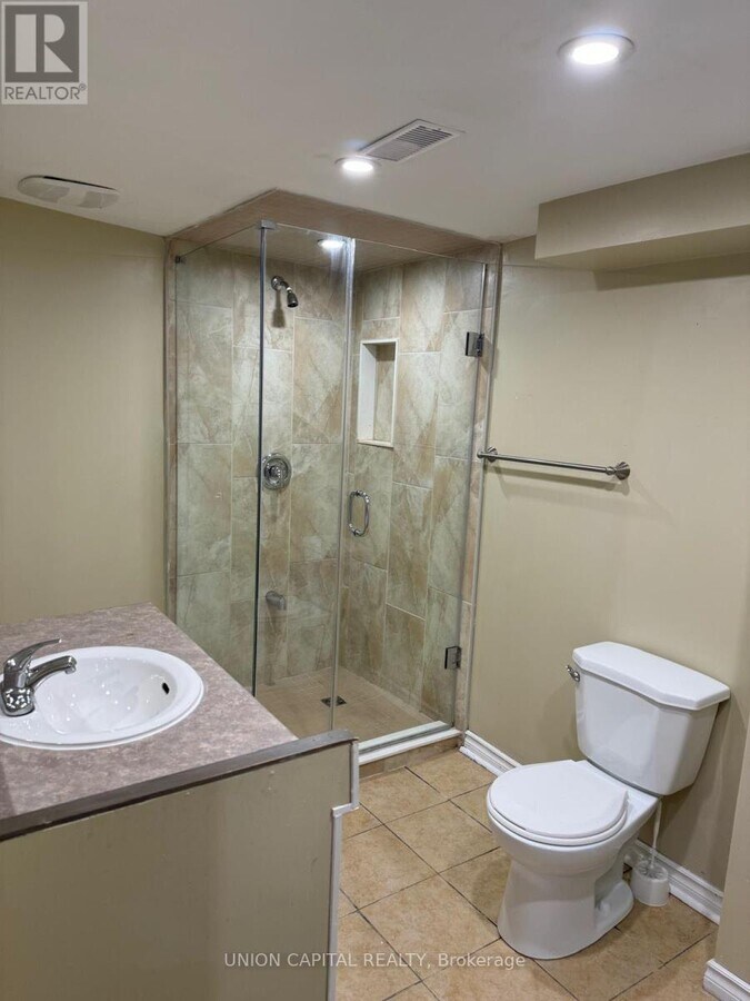 Photo - 427 Rossland Rd W