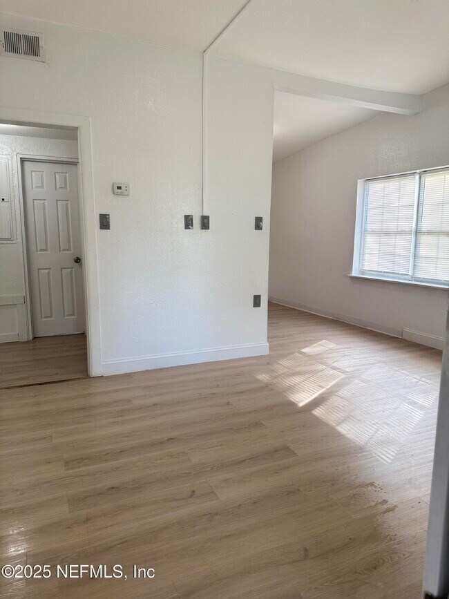 Photo - 2584 Wisteria St