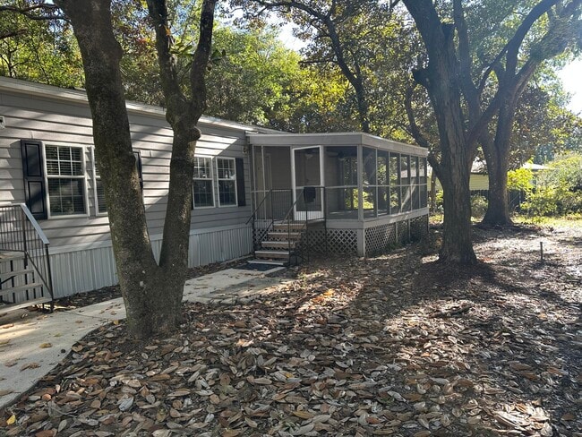 Photo - 832 Cross St