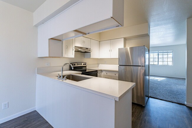 3BR, 2BA - 1,080SF - Shadowbrook Apartments