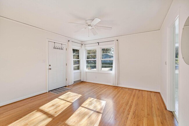 Photo - Adorable 2-bdrm/1-bath mid-century modern. Private backyard, sauna, washer/dryer, & more!