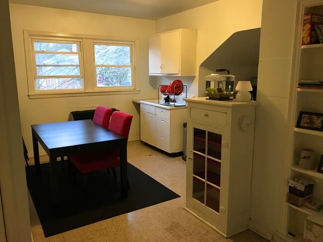 Kitchen - view 2 - 6330 Darlington Rd Unidad U-R