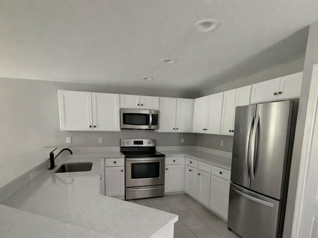 Building Photo - 930 Ainsworth St W