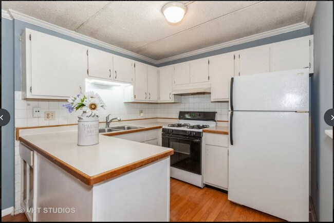 5S066 Pebblewood Ln Unit B9