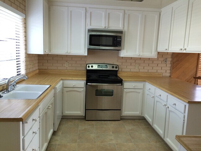 Spacious kitchen with front and back view of bay! - 5090 Discovery Pt Casa