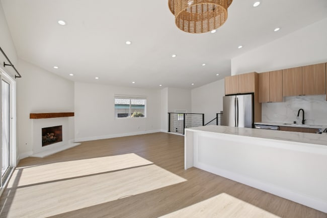 Building Photo - 25051 La Cresta Dr