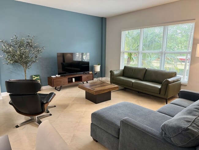 Building Photo - 2609 NE 14th Ave