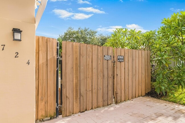 Photo - 724 NE 2nd St