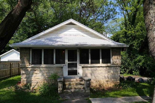 Building Photo - 2 bedroom, 1 bath Home - MUST SEE!
