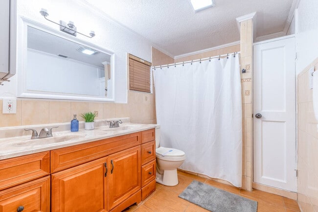 Building Photo - 910 NE 49th St Rental