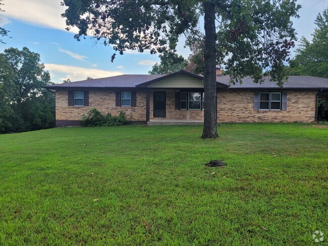 Building Photo - 3 Bedroom 2 bath brick home