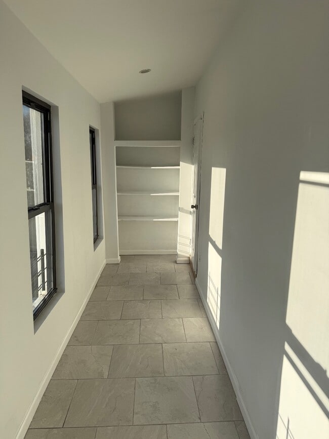 Photo - 18xx Bronxdale Ave