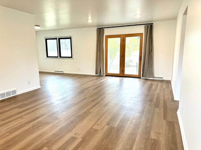 Photo - 1305 9th St W