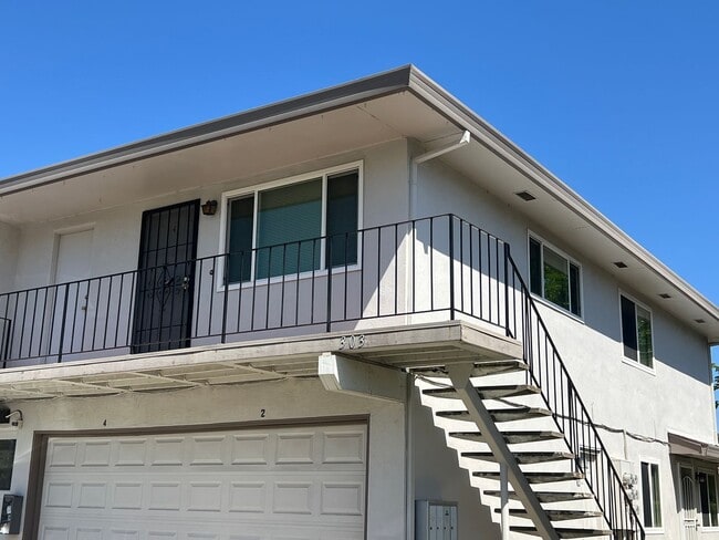 Building Photo - UPSTAIRS 2 BED UNIT IN ROSEVILLE!!