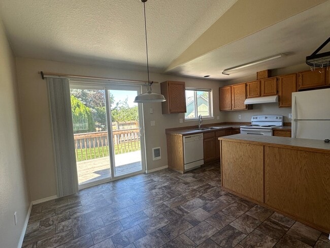 Photo - 3025 SW Reindeer Ave